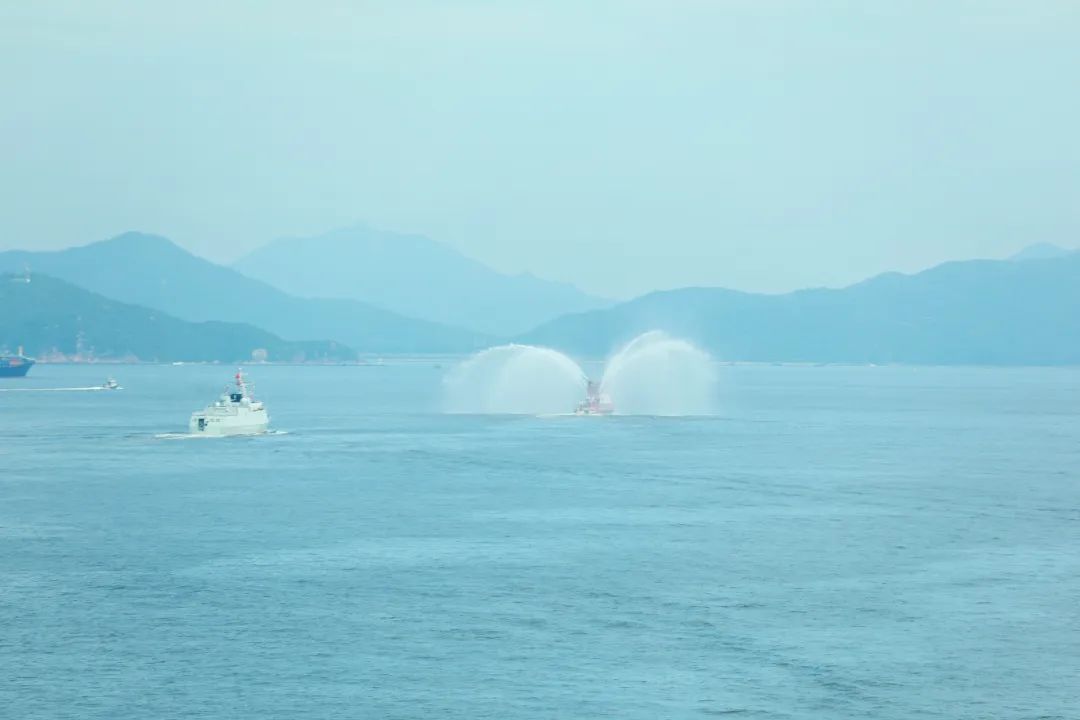 多视角现场图揭秘！中国海军山东舰航母编队成功抵达香港展示力量