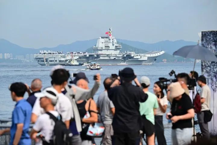 多视角现场图揭秘！中国海军山东舰航母编队成功抵达香港展示力量