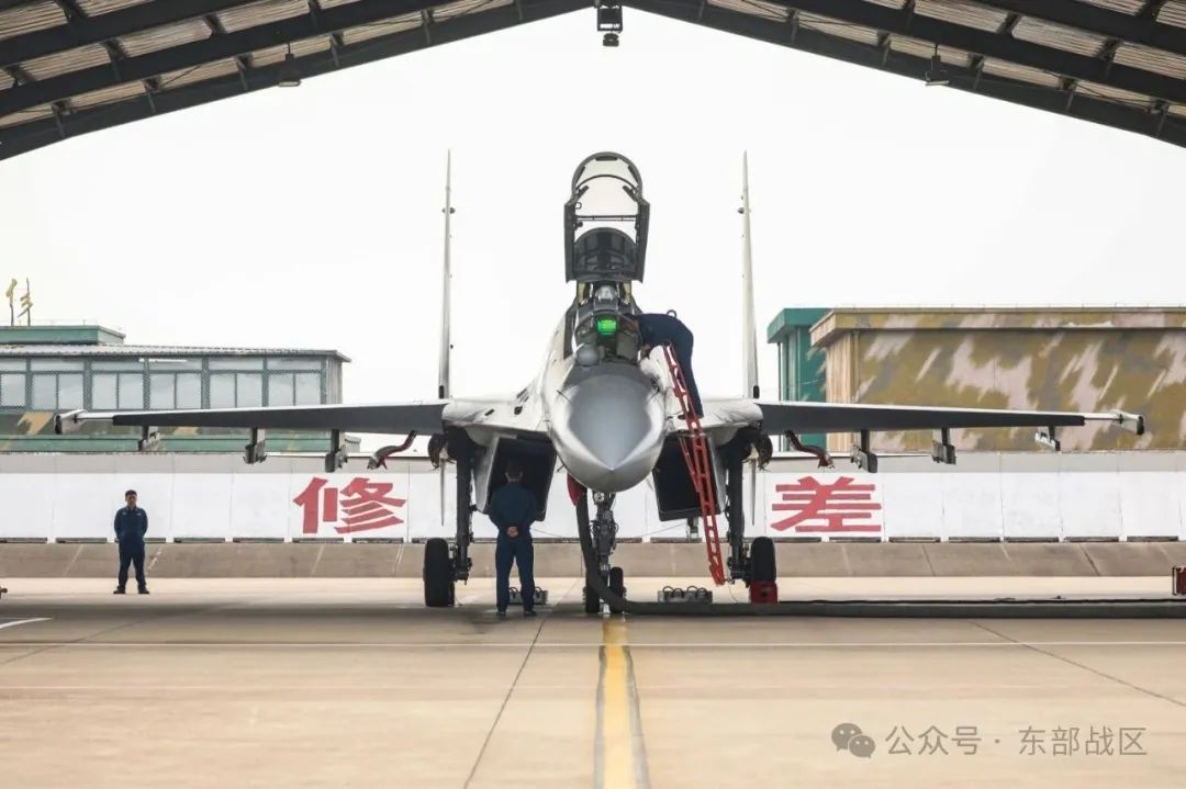 东部战区空军飞行部队夜以继日开展跨区域机动训练，奋勇直前！