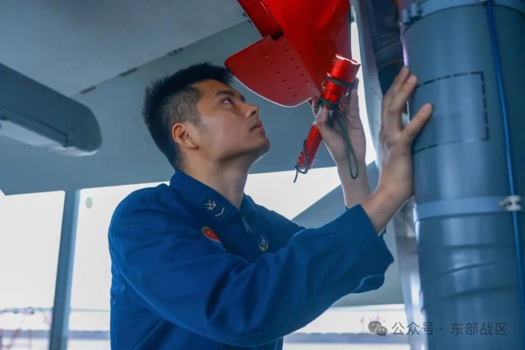 东部战区空军飞行部队夜以继日开展跨区域机动训练，奋勇直前！
