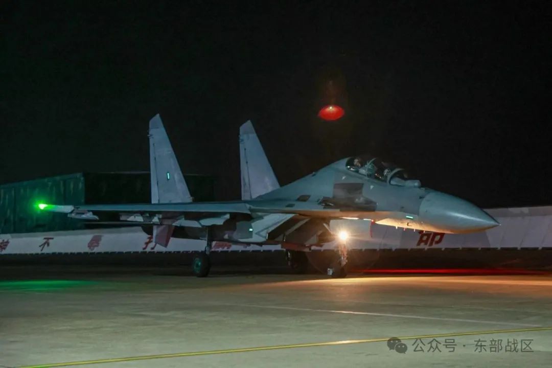 东部战区空军飞行部队夜以继日开展跨区域机动训练，奋勇直前！