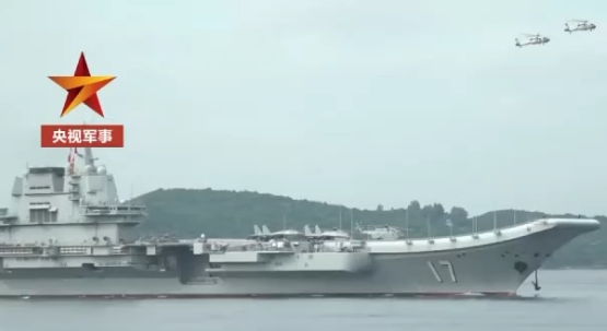 从第一视角超近距离观察山东舰的高度与壮观之处