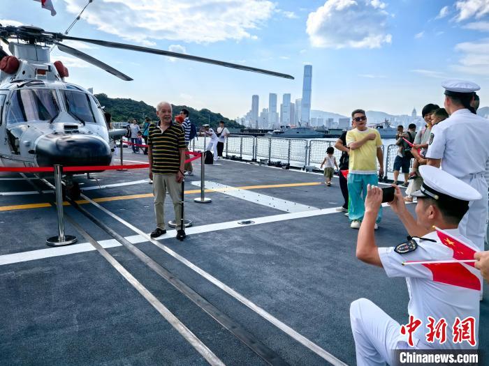 香江盛事：航母编队访港激发全城热情展示国家实力促进安定家园