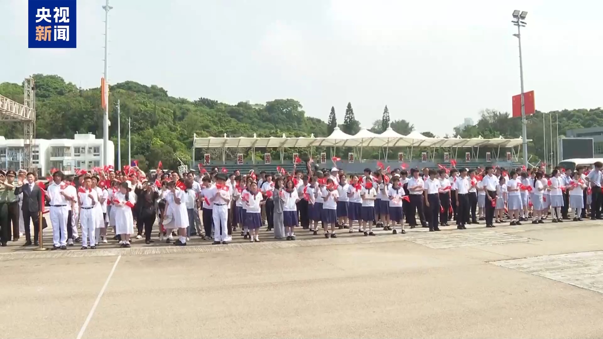 山东舰航母编队圆满结束香港访问活动，正式启程离开