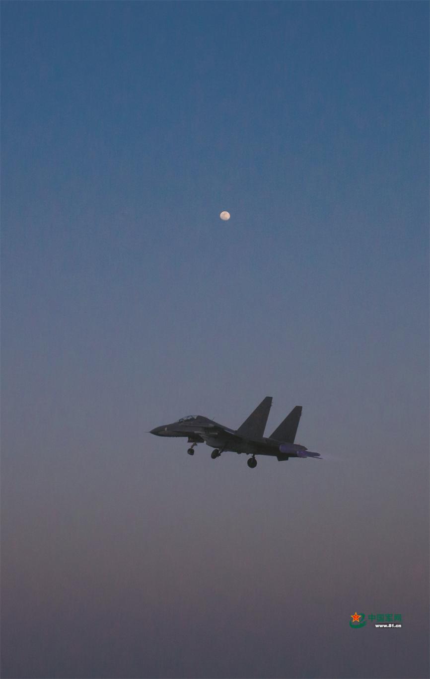 空军航空兵某旅飞行训练的精彩瞬间与成长记录