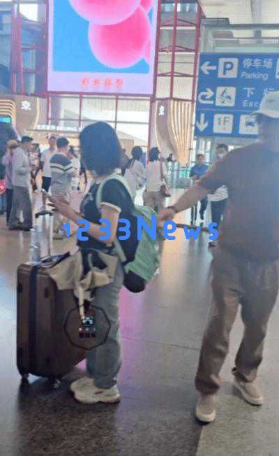 李湘在教育女儿方面的成果：16岁小女孩独立回国，轻松拖着三箱行李表现镇定自若