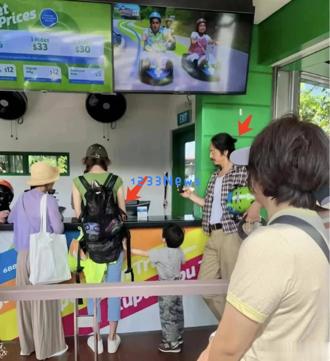 林志玲携家人畅游环球影城，长腿抢眼，黑泽卷发加上胡茬引发关注