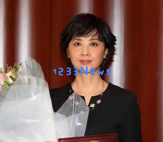 朱琳隐退多年重返朗诵会，红裙造型引发热议，网友纷纷赞美其青春依旧