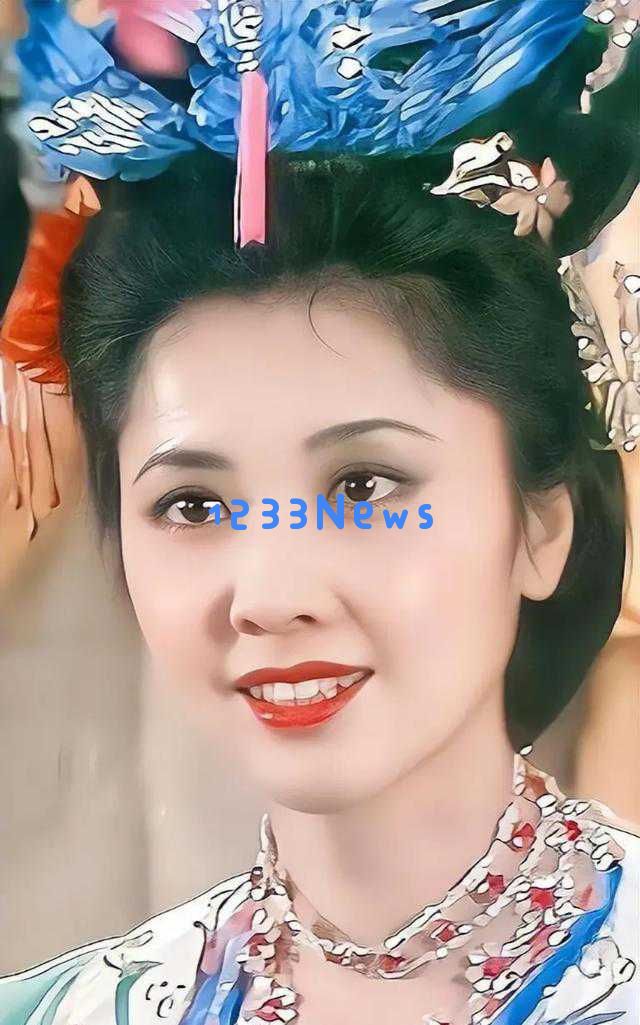 朱琳时隔多年重返朗诵舞台，红裙亮相引发热议，网友纷纷惊叹她依然如少女般青春
