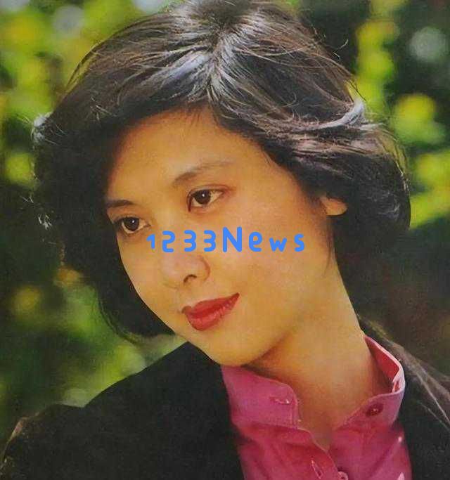 朱琳时隔多年重返朗诵舞台，红裙亮相引发热议，网友纷纷惊叹她依然如少女般青春