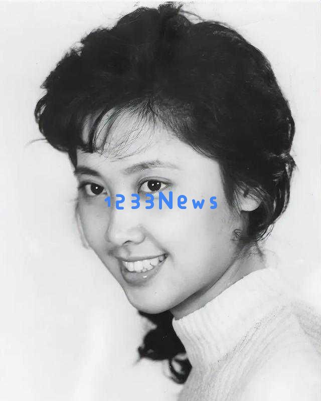 朱琳时隔多年重返朗诵舞台，红裙亮相引发热议，网友纷纷惊叹她依然如少女般青春