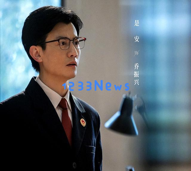 在法律的舞台上展现精湛演技，演员虽身高不足且年近五十却依然独身！