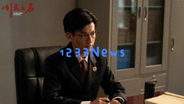 在法律的舞台上展现精湛演技，演员虽身高不足且年近五十却依然独身！