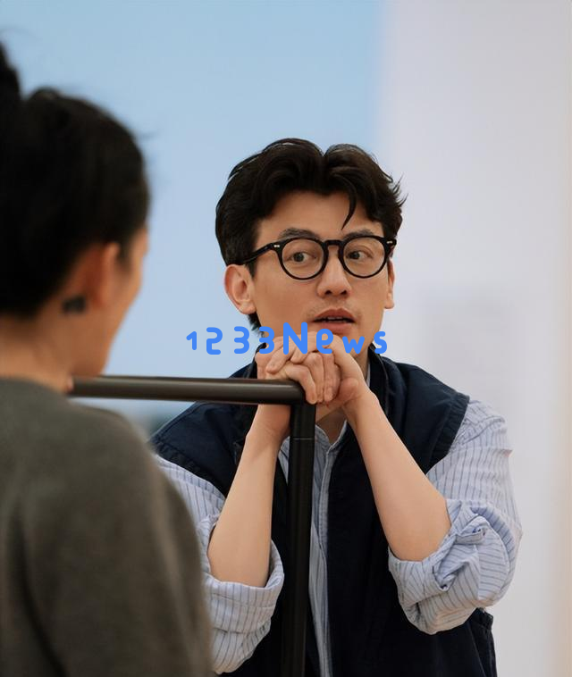 在法律的舞台上展现精湛演技，演员虽身高不足且年近五十却依然独身！