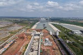 合肥蜀山复线船闸预计在2023年下半年进行试通航 实现船舶“双车道”通行的目标