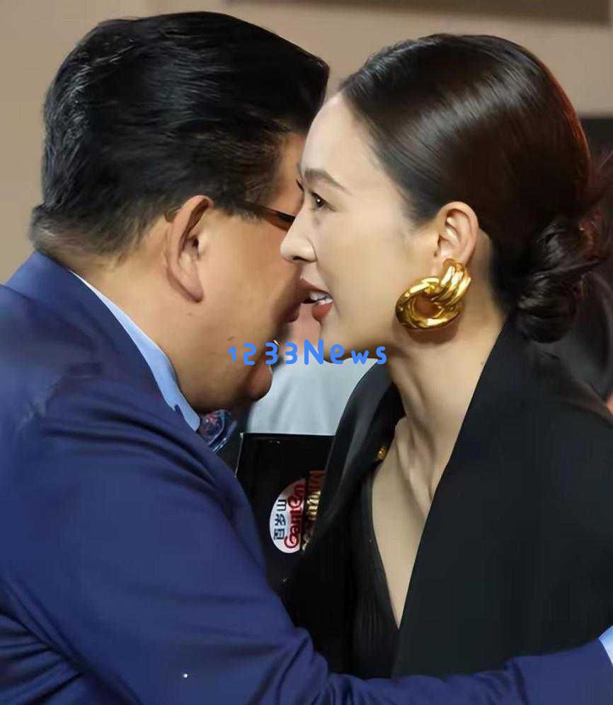 白玉兰颁奖典礼尴尬瞬间曝光！曹可凡试图抢C位，获奖者被无视的丑闻引发热议