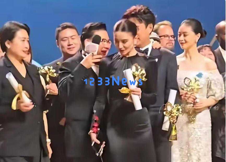 白玉兰颁奖典礼尴尬瞬间曝光！曹可凡试图抢C位，获奖者被无视的丑闻引发热议