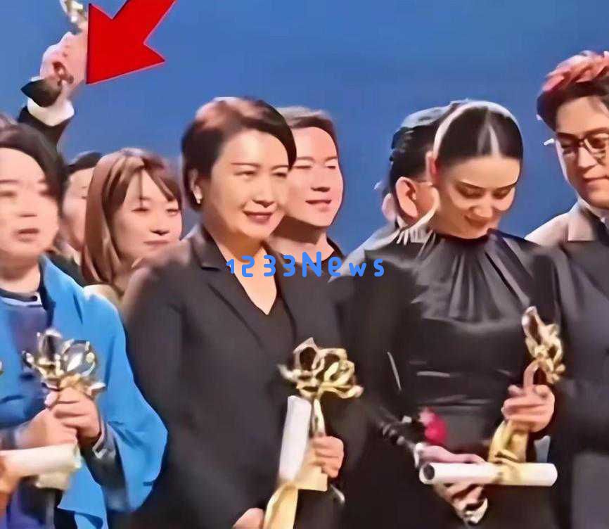 白玉兰颁奖典礼尴尬瞬间曝光！曹可凡试图抢C位，获奖者被无视的丑闻引发热议