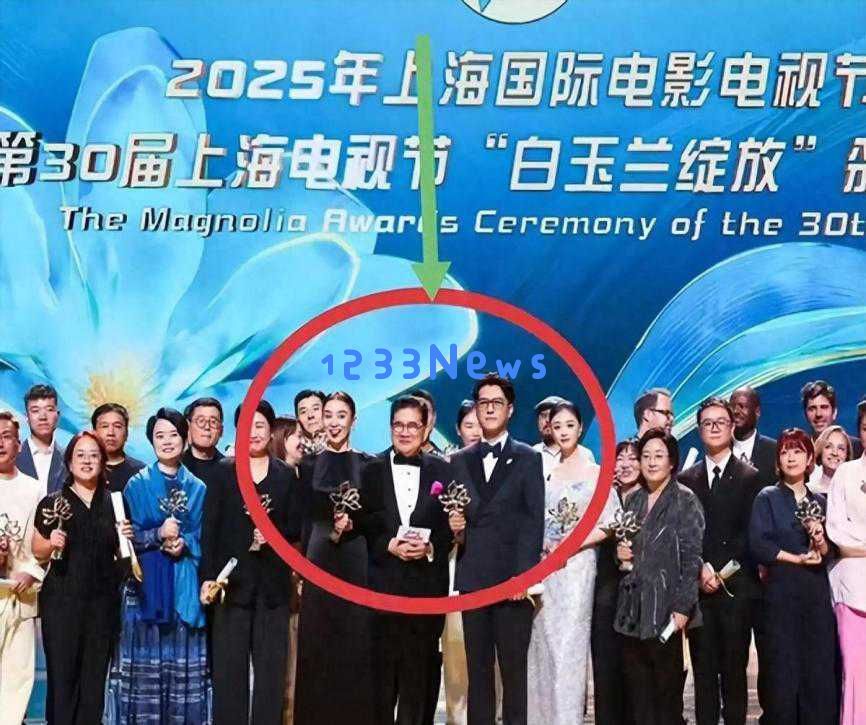 白玉兰颁奖典礼尴尬瞬间曝光！曹可凡试图抢C位，获奖者被无视的丑闻引发热议