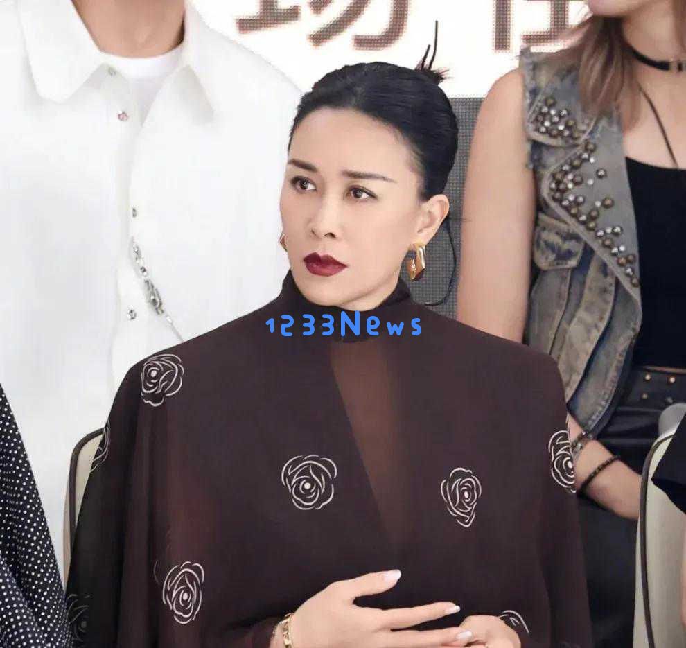 那英在非洲47天归来瞬间变身白月光！扎半披发宛如王菲美丽无比，令人惊艳