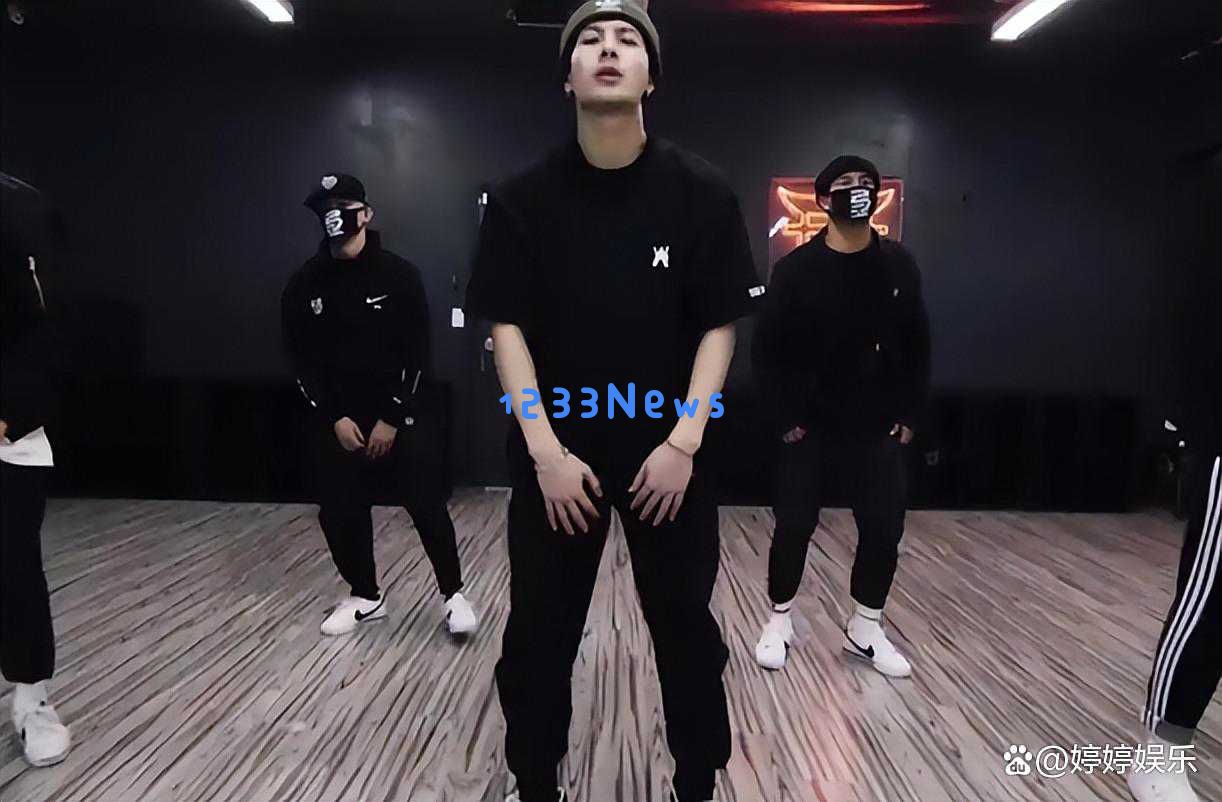 王嘉尔回应印度主持人言论引发热议，何猷君的评价被大家认可并信任