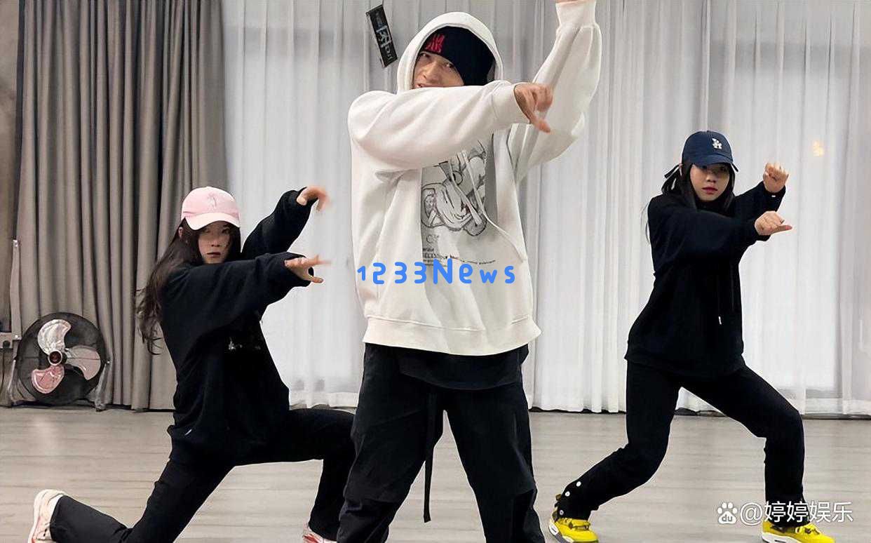 王嘉尔回应印度主持人引发热议，何猷君获大众信任评价越来越高