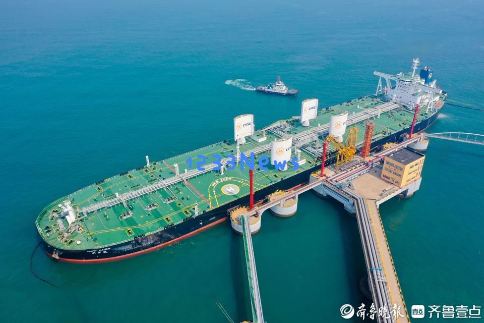 全球首艘双翼动力风帆油轮成功靠泊，黄岛边检站全力护航保障