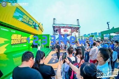 你准备好迎接挑战了吗？第35届青岛国际啤酒节酒王争霸赛激情开幕，3.97秒等你来破！