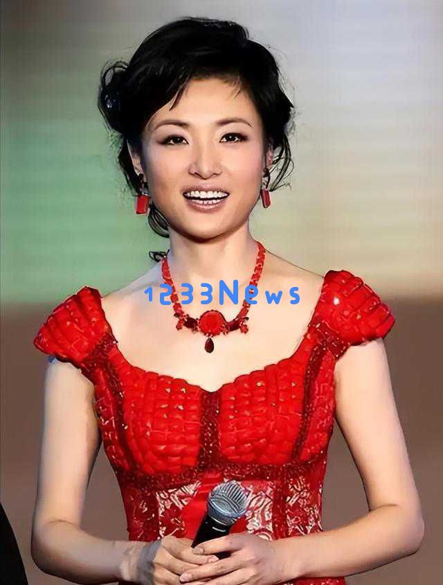 周涛与春晚旧友同台重聚，优雅气质如昔，网友感叹岁月如梭