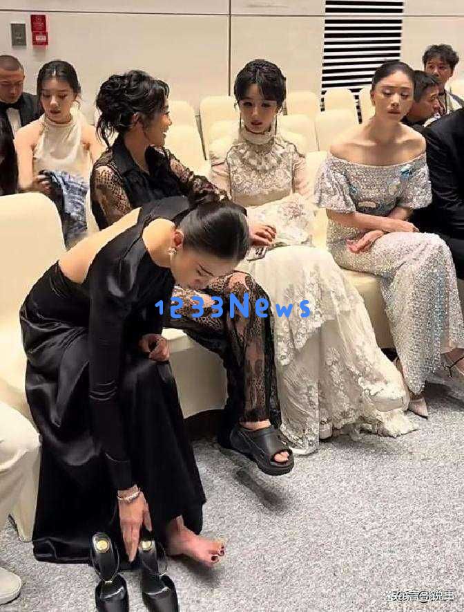 杨幂在活动中被裙子绊倒，粉丝迅速捕捉到搞笑救场瞬间
