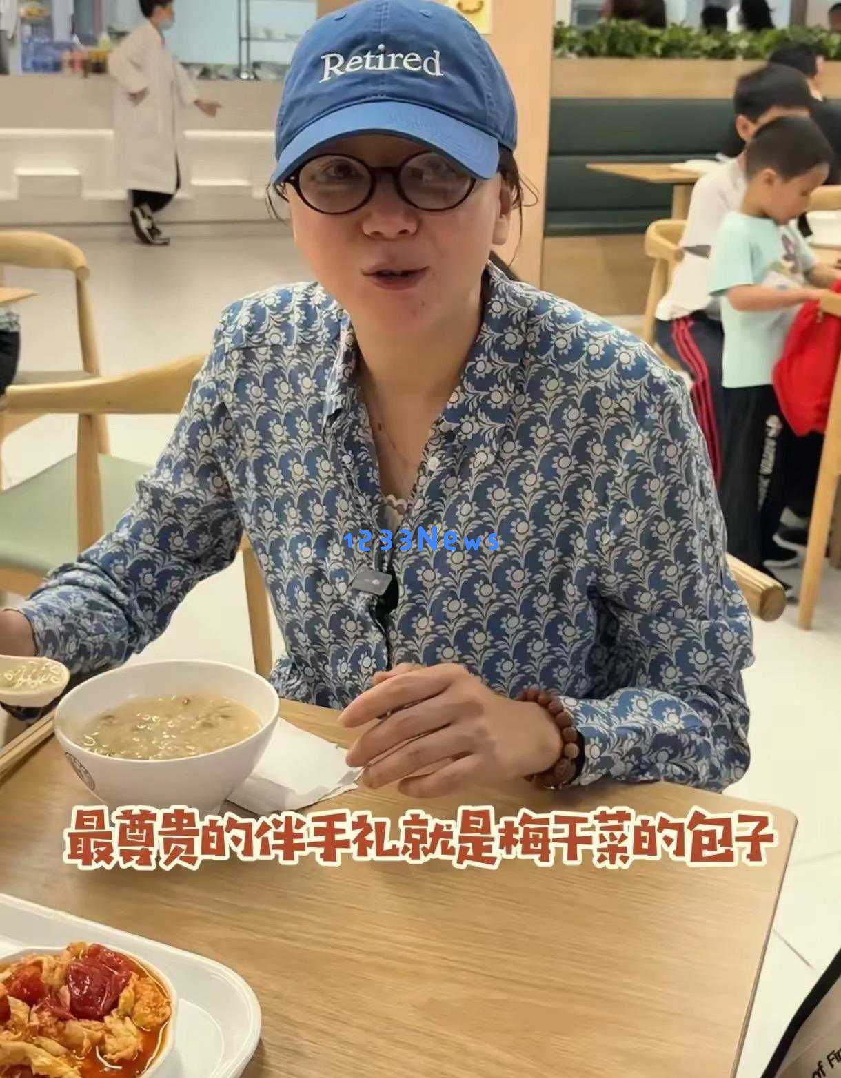 “小秦氏”王一楠回归上海戏剧学院，素颜搭花衬衫展现自然朴素魅力