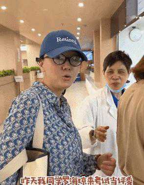 “小秦氏”王一楠回归上海戏剧学院，素颜搭花衬衫展现自然朴素魅力