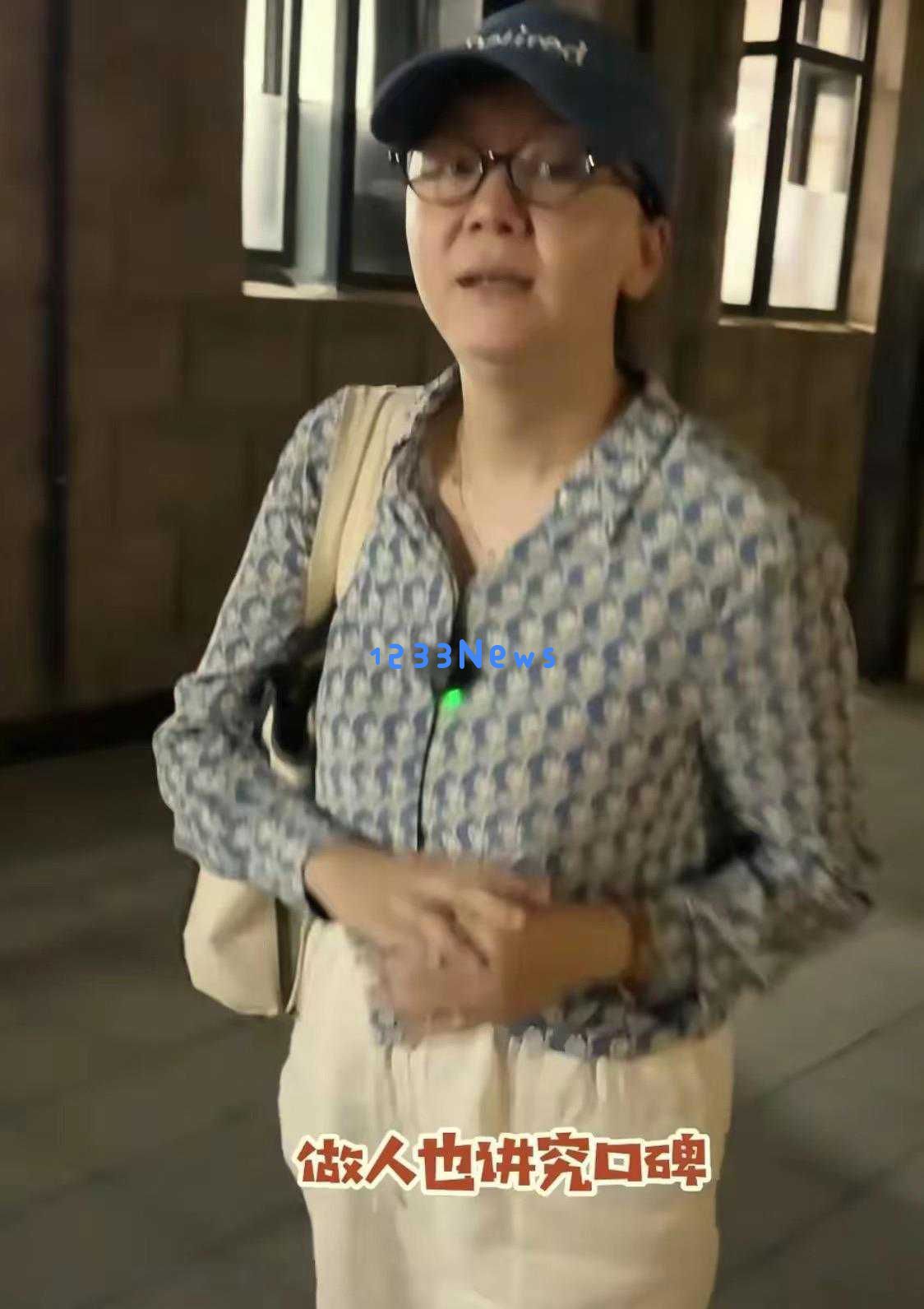 “小秦氏”王一楠回归上海戏剧学院，素颜搭花衬衫展现自然朴素魅力