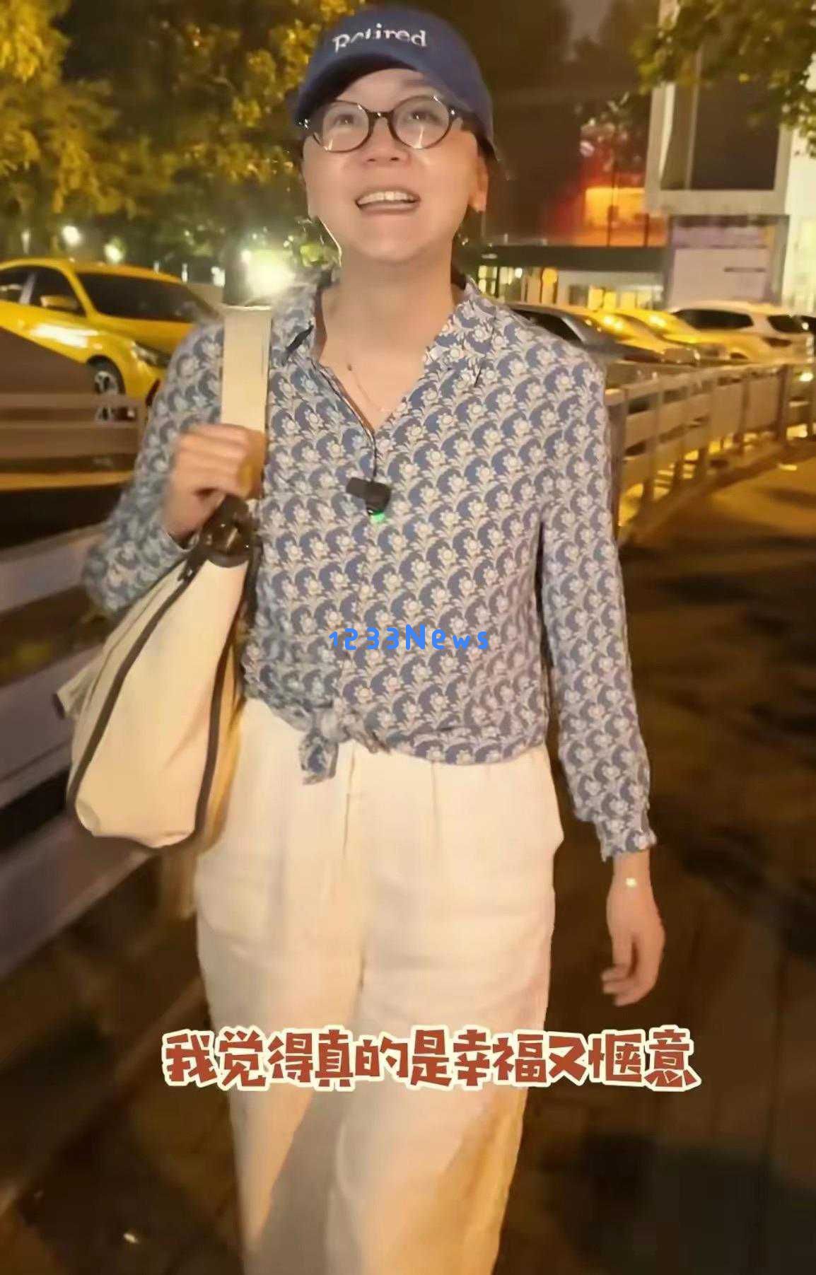 “小秦氏”王一楠回归上海戏剧学院，素颜搭花衬衫展现自然朴素魅力
