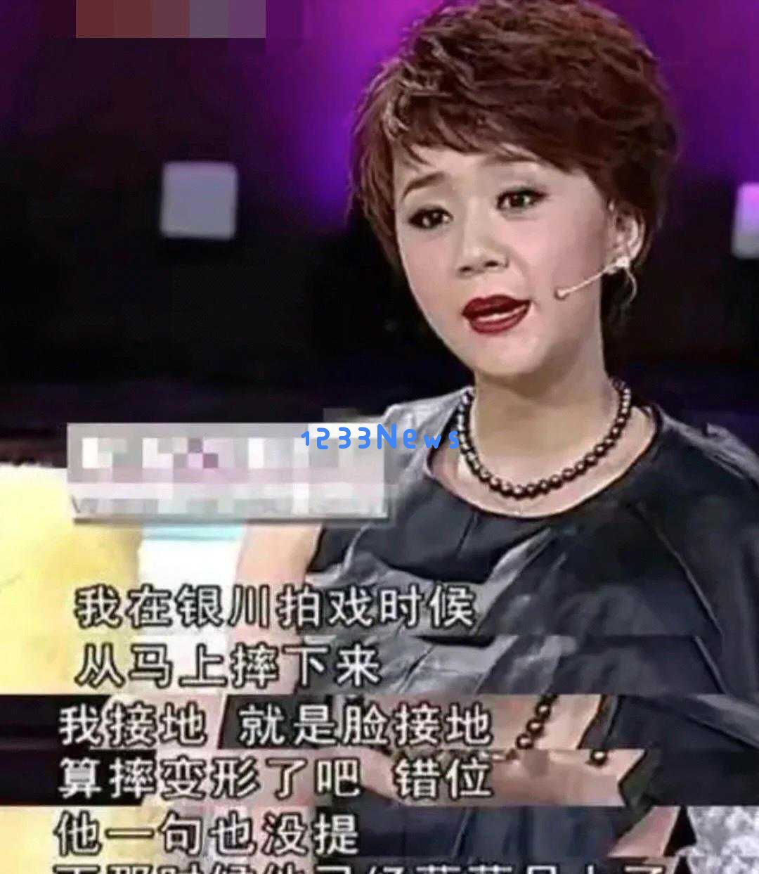 “小秦氏”王一楠回归上海戏剧学院，素颜搭花衬衫展现自然朴素魅力