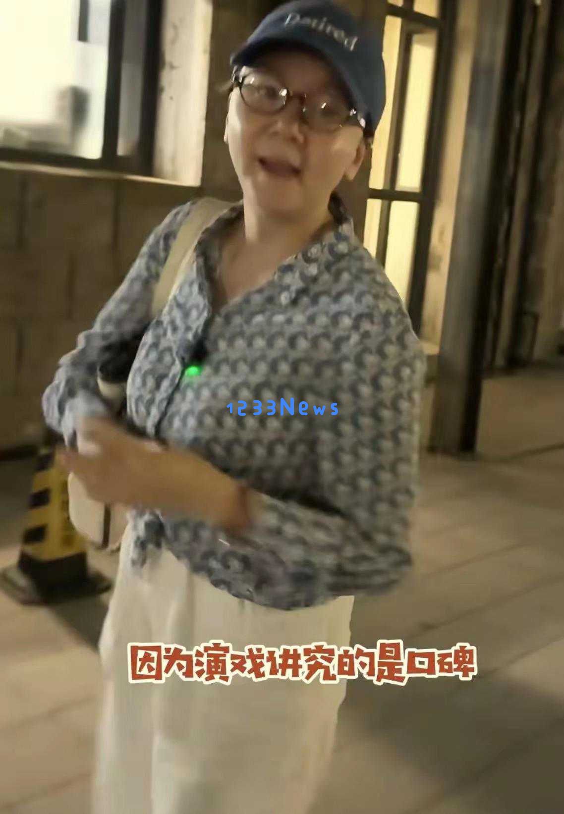 “小秦氏”王一楠回归上海戏剧学院，素颜搭花衬衫展现自然朴素魅力
