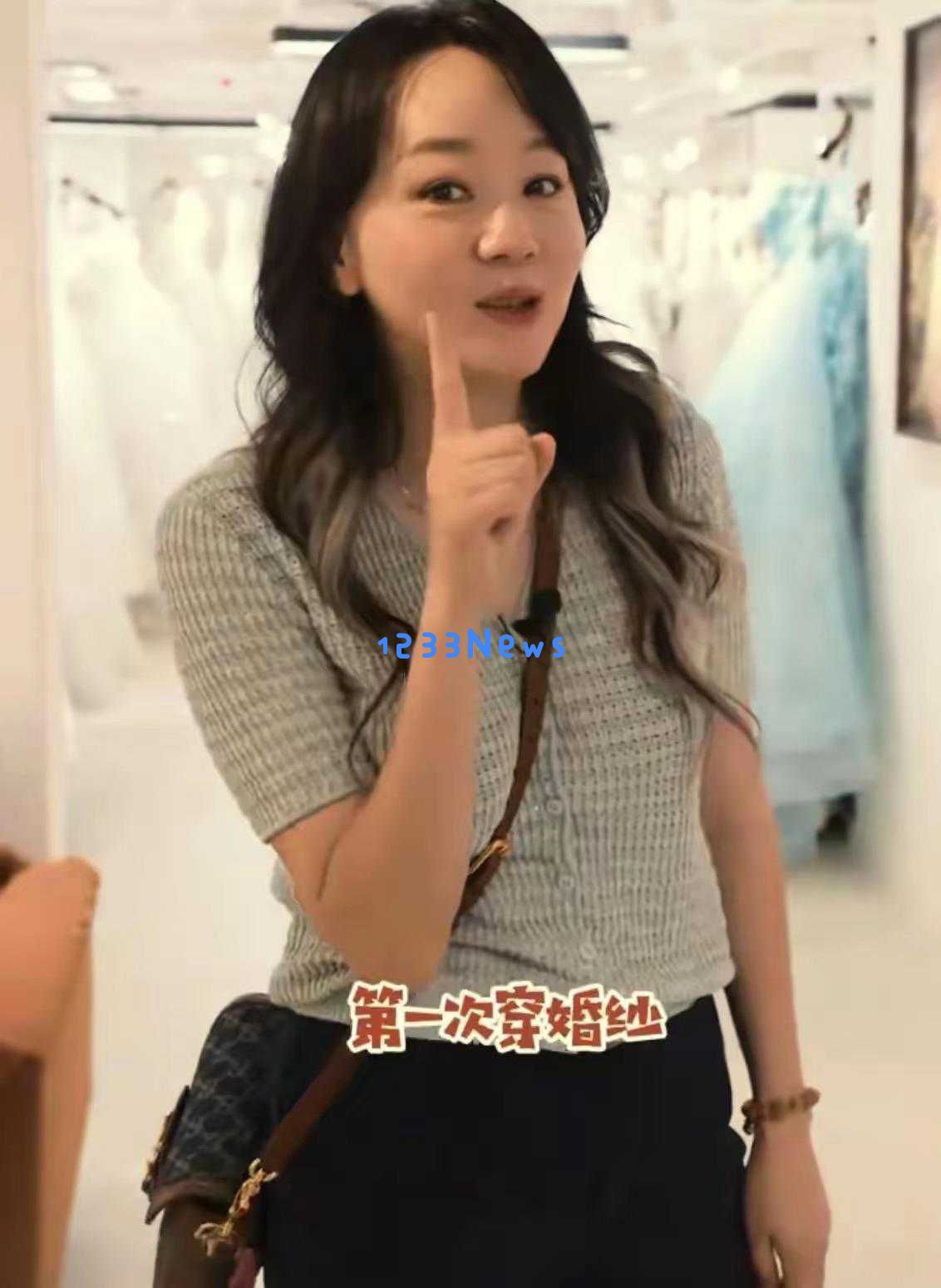 “小秦氏”王一楠回归上海戏剧学院，素颜搭花衬衫展现自然朴素魅力