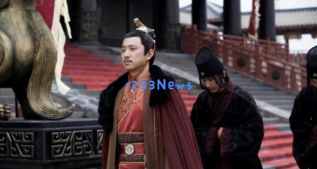 “小秦氏”王一楠回归上海戏剧学院，素颜搭花衬衫展现自然朴素魅力