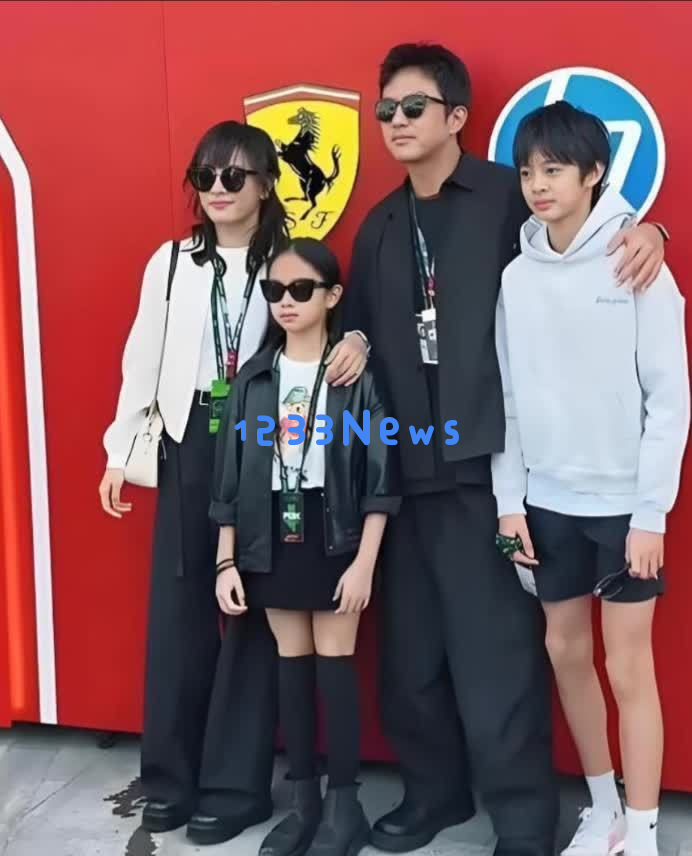 孙俪陪女儿逛街！炎热夏日穿针织衫长裤防寒，小花头发浓密很吸睛