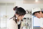孙俪陪女儿逛街！炎热夏日穿针织衫长裤防寒，小花头发浓密很吸睛