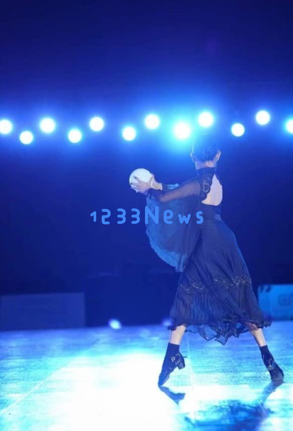 孙俪陪女儿逛街！炎热夏日穿针织衫长裤防寒，小花头发浓密很吸睛