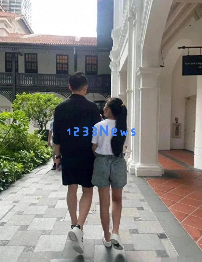 汪小菲与马筱梅带小玥儿出游，逗娃方式十分拼劲，神似大S的可爱模样