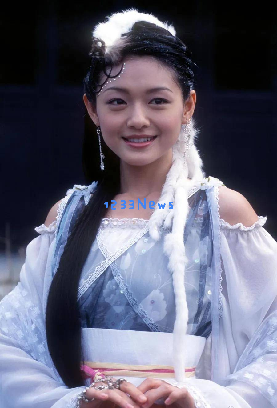 汪小菲与马筱梅带小玥儿出游，逗娃方式十分拼劲，神似大S的可爱模样