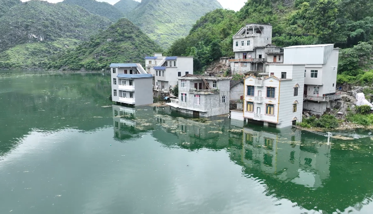 百色隆林水淹坝险情频发，当地迅速行动成功转移203名群众避险