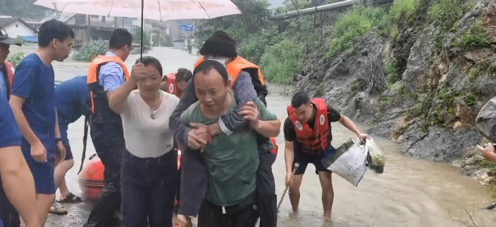 百色隆林水淹坝险情频发，当地迅速行动成功转移203名群众避险