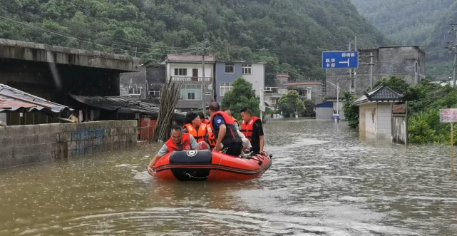 百色隆林水淹坝险情频发，当地迅速行动成功转移203名群众避险
