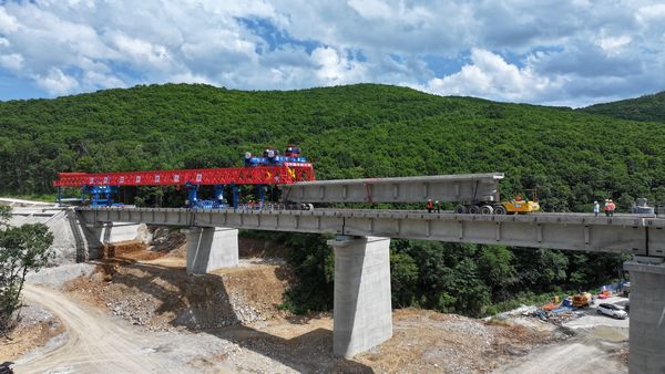 中欧班列“东通道”提质改造工程顺利完成滨绥铁路绥芬河特大桥架梁工作