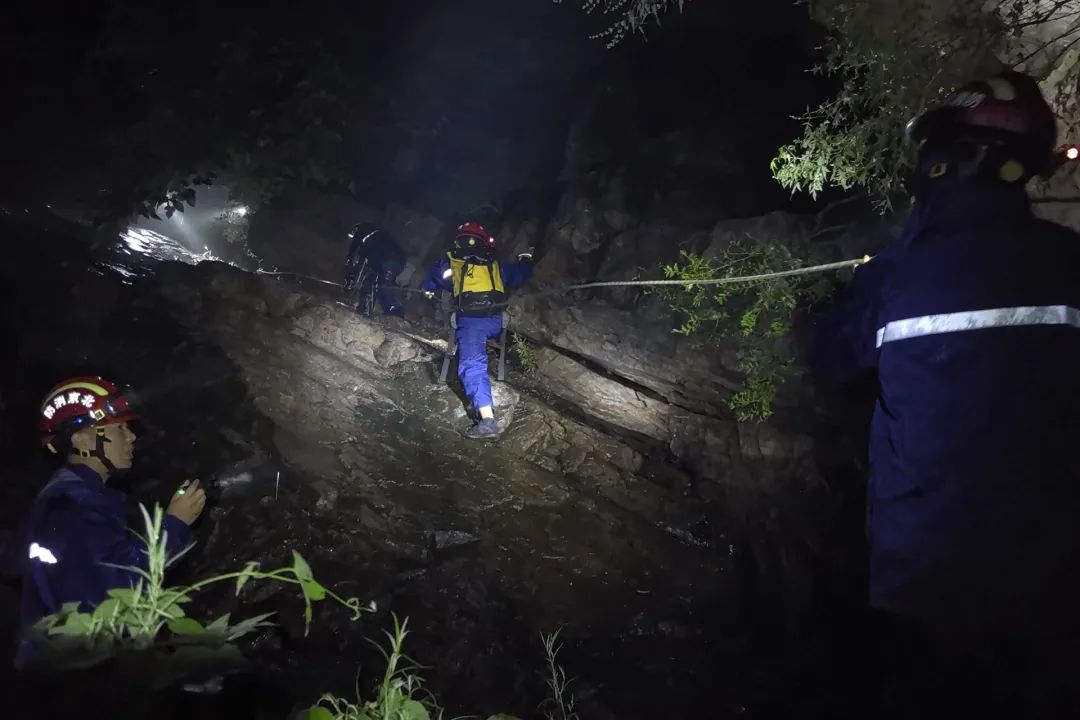 在暴雨蓝色预警下仍选择夜间爬山，北京一对男女险些被困