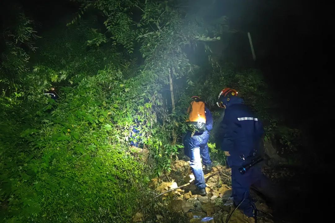 在暴雨蓝色预警下仍选择夜间爬山，北京一对男女险些被困