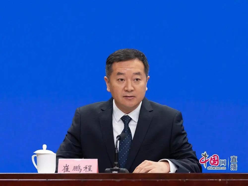 人社部新任发言人首次公开亮相，引发媒体广泛关注